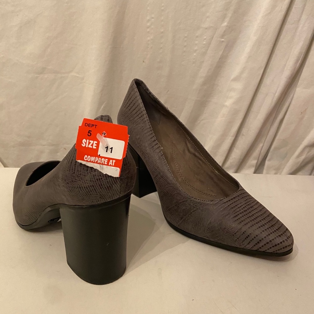 Aerosoles heelrest gray leather texture pumps sizes 11 & 10.5 both NWT - Picture 4 of 7